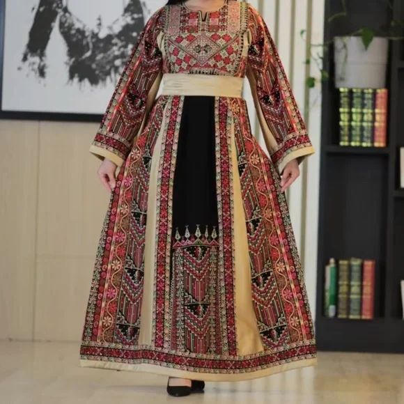 Fully Embroidered Palestinian Thobe - Picture 5 of 9